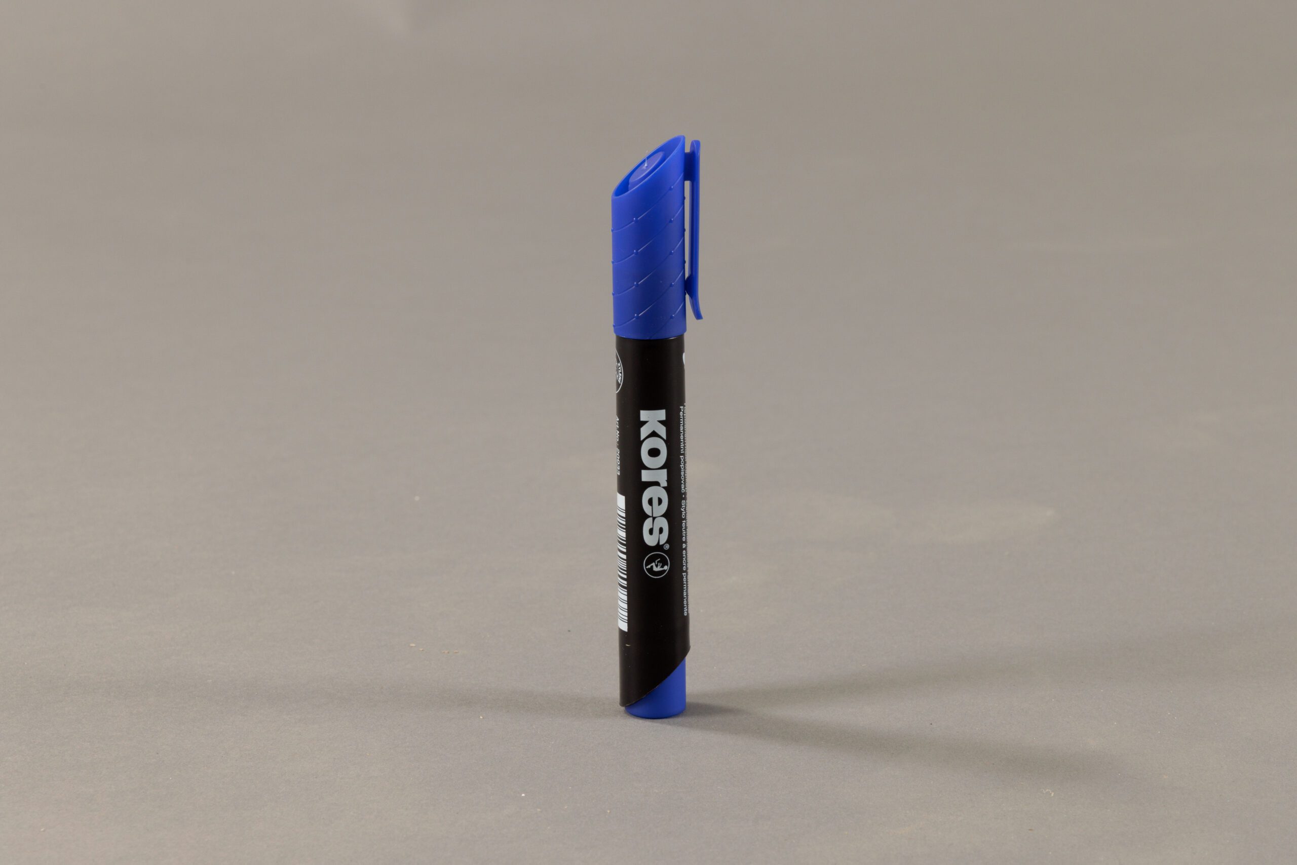 טוש כחול לכתיבה על ארגז למעבר דירה